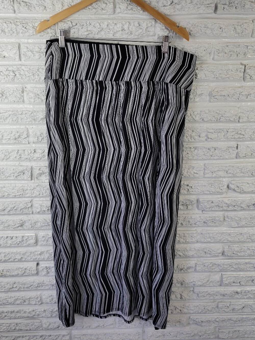 Apt. 9 Maxi Skirt XL Black White Chevron Striped Long Stretch Knit Skirt STR171E